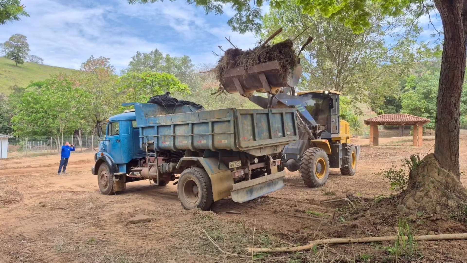 Prefeitura atende demanda antiga e inicia limpeza do Campestre Clube